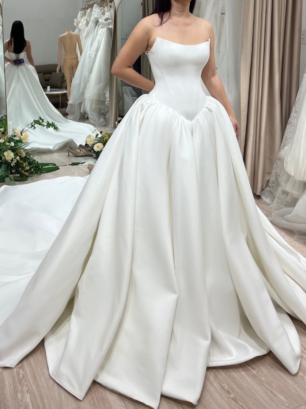Stunning Custom Drop-Waist Basque Wedding Gown - Picture 4 of 6